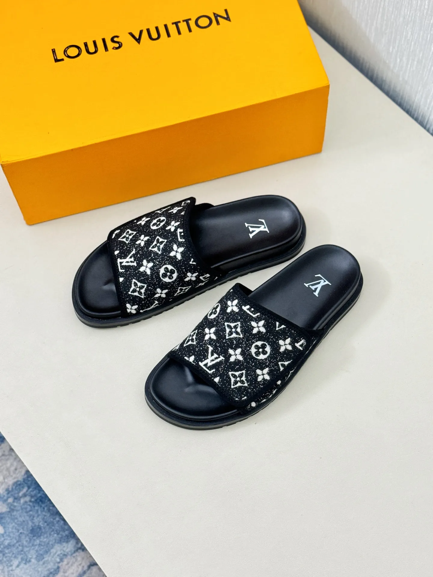 [L Home] P: 340💰Size: 38-45 Top purchasing agent lv men's summer slippers, classic presbyopia with Velcro, soft real leather lining, unique color splicing effect, distinctive personality, fashionable and trendy essential style, light and comfortable. Lightweight and tough rubber insole, micro ridged foam outsole, super comfortable!